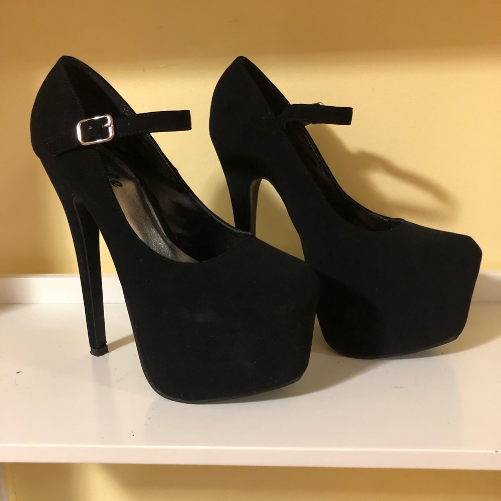 Black Mary Jane pumps
